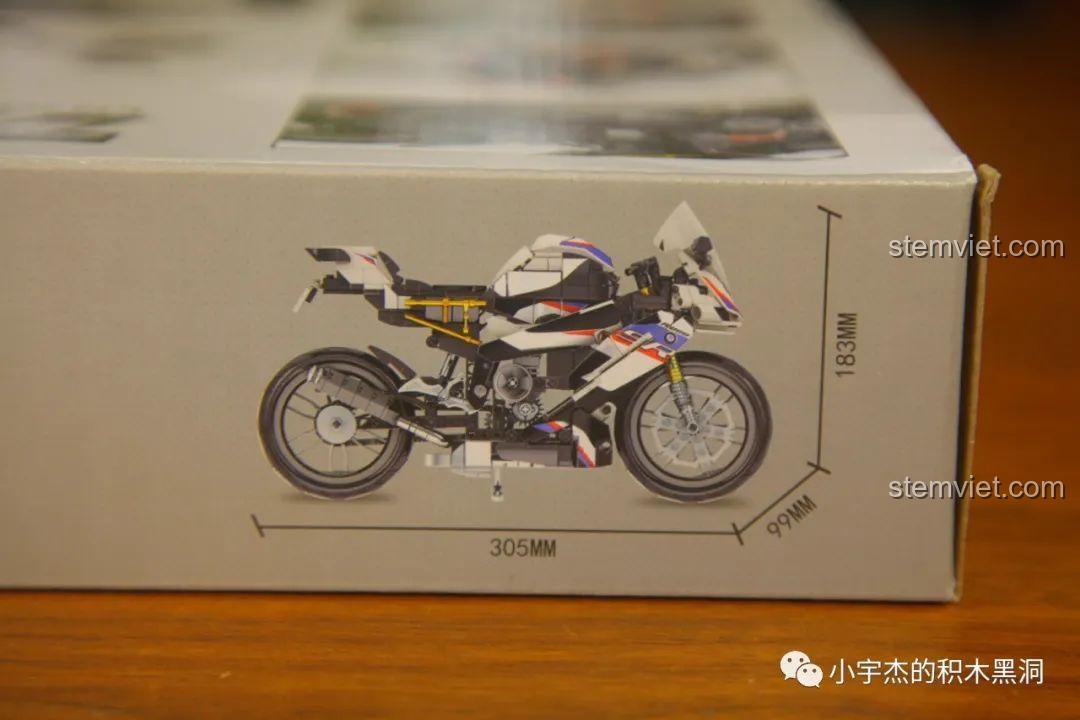 Hình ảnh kích thước mô hình hoàn chỉnh của bộ lắp ráp SEMBO 701812 Mô tô BMW S1000TT, dài 30.5cm, cao 18.3cm, rộng 9.9cm.