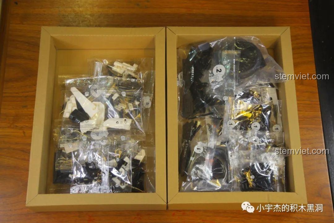 Nội thất hộp bộ lắp ráp SEMBO 701812 Mô tô BMW S1000TT, với các túi mảnh ghép được chia thành hai hộp nhỏ tiện lợi.