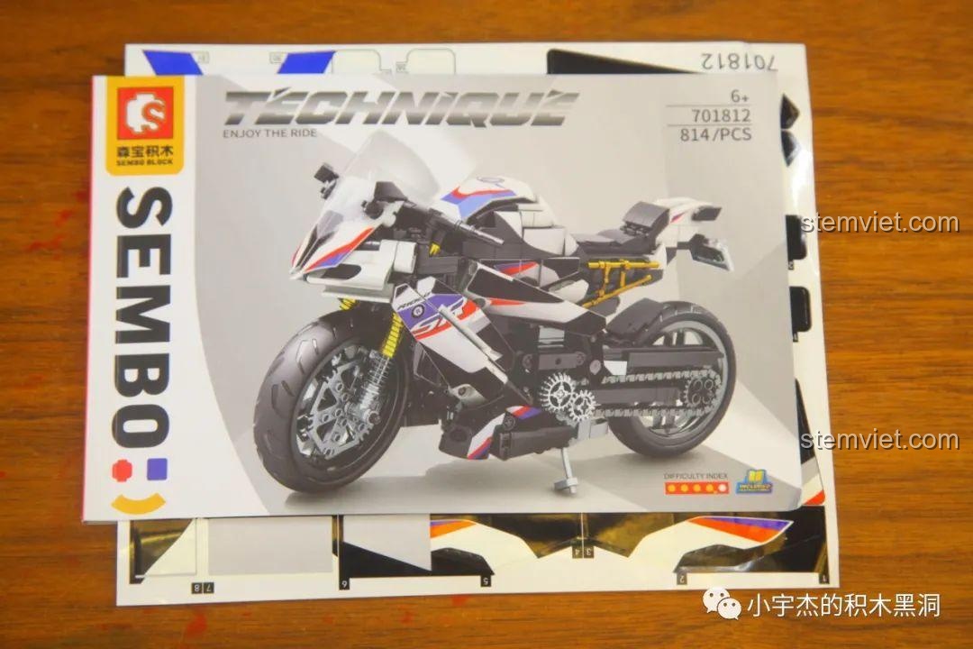 Sách hướng dẫn lắp ráp và bộ sticker lớn của bộ lắp ráp SEMBO 701812 Mô tô BMW S1000TT, cần cẩn thận để tránh làm hỏng sticker.