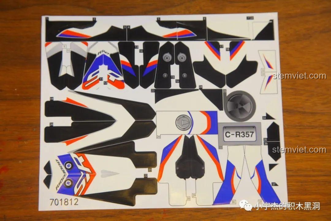 Tấm sticker lớn với đầy đủ các họa tiết trang trí cho bộ lắp ráp SEMBO 701812 Mô tô BMW S1000TT, giúp mô hình thêm sống động.