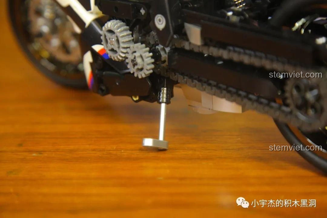 Cận cảnh chân chống của SEMBO Mô hình xe mô tô BMW, tính năng gập mở linh hoạt, tăng tính tương tác cho đồ chơi.