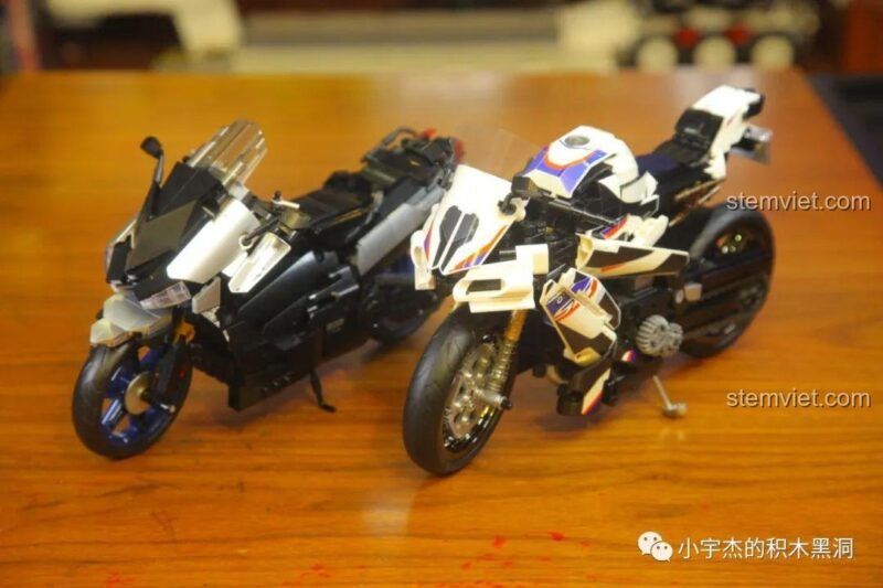 So sánh đồ chơi mô hình 1812 Mô tô BMW S1000TT với một mô hình xe máy khác, thể hiện kích thước tương đối.