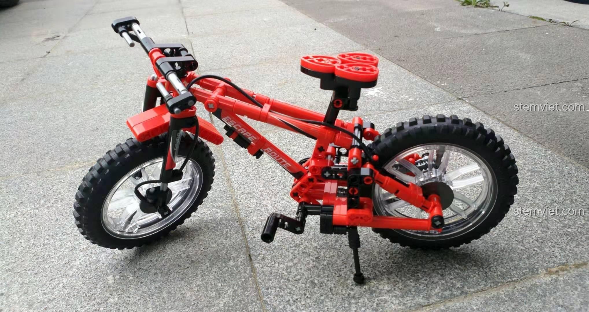Tính năng của bộ xếp hình 703302 xe đạp địa hình Sembo: chân chống, truyền động xích.