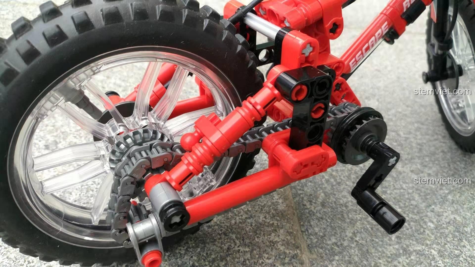 Cận cảnh chi tiết bánh sau và xích của xe đạp Sembo 703302, truyền động như thật.