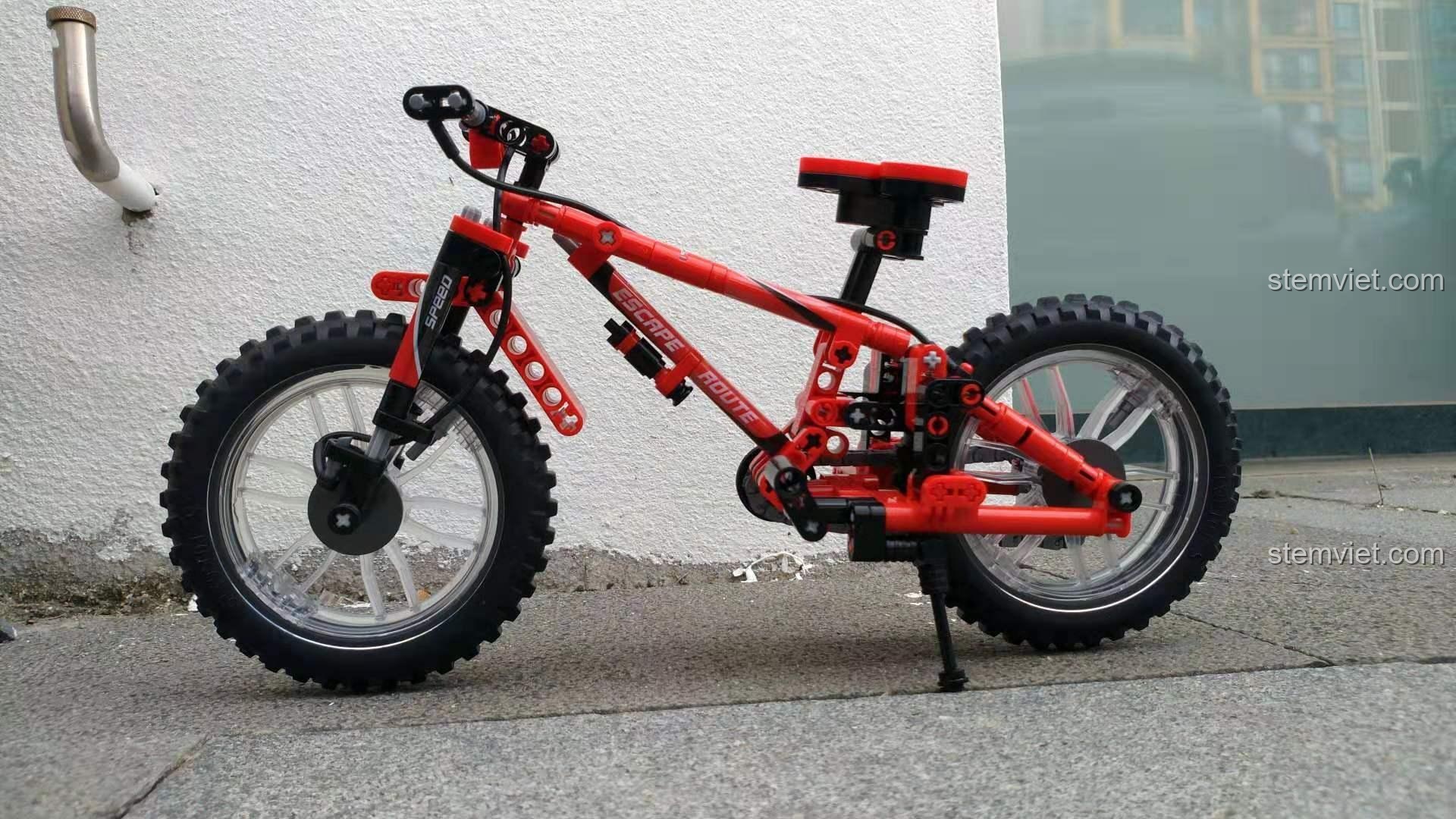 Ảnh chụp thực tế góc nghiêng của bộ xếp hình xe đạp thể thao 703302, màu sắc bắt mắt.