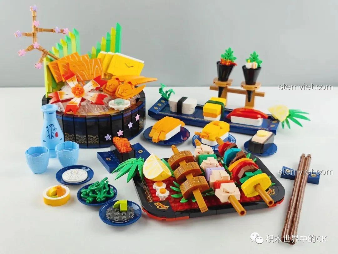 Ba bộ lắp ráp SEMBO Ẩm thực Nhật Bản 601412, 601414, 601415 được trưng bày cùng nhau, tạo thành một bữa ăn thịnh soạn.