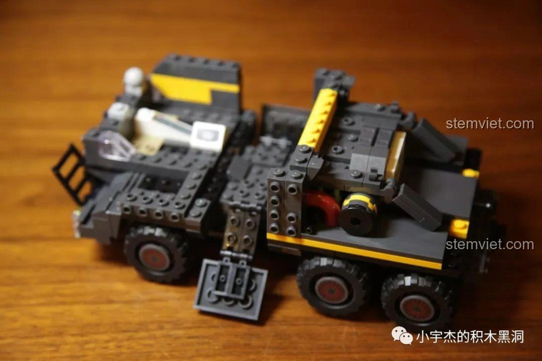 Cabin của xe tải CN373 đang được lắp ráp từ bộ Sembo Block 107008.