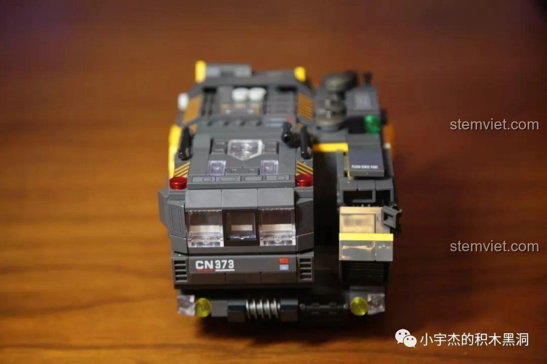 Cửa bên hông xe tải CN373 có thể mở ra, từ bộ Sembo Block 107008.