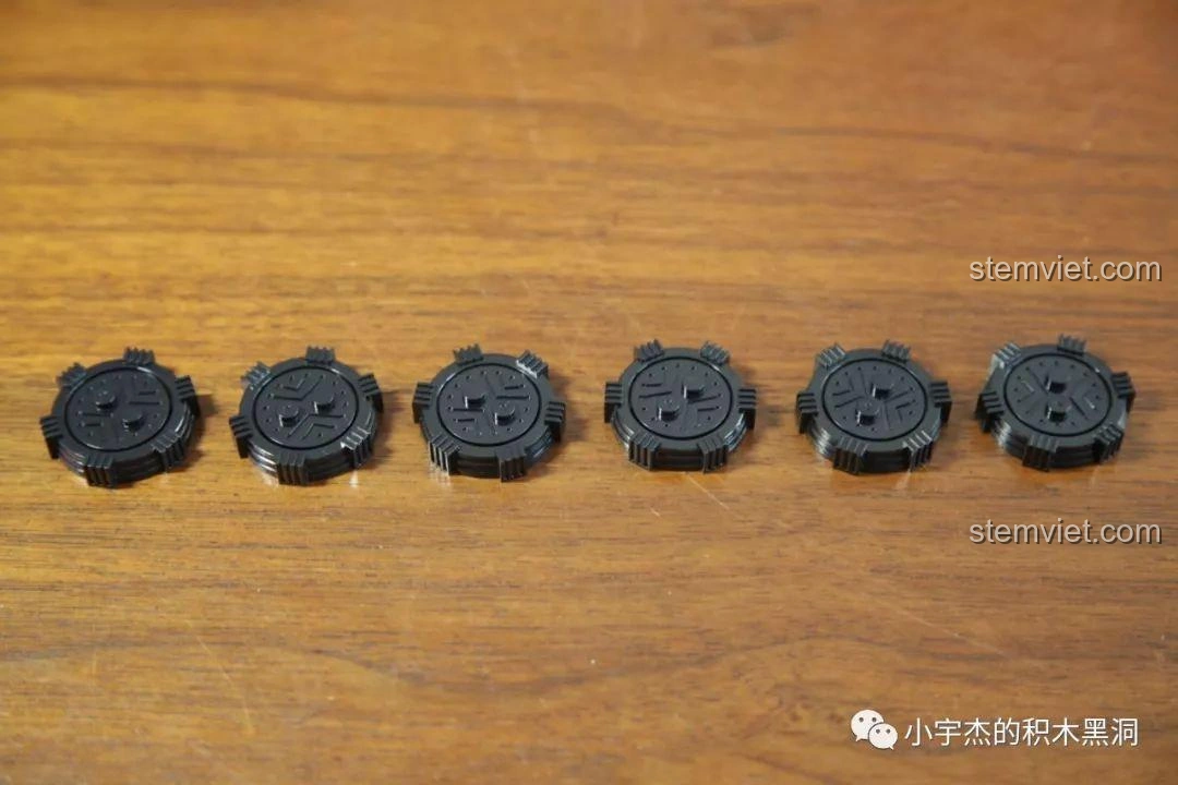 Cận cảnh các đế đứng mới cho minifigures từ bộ Sembo Block 107008 Xe Tải Vận Chuyển CN373.