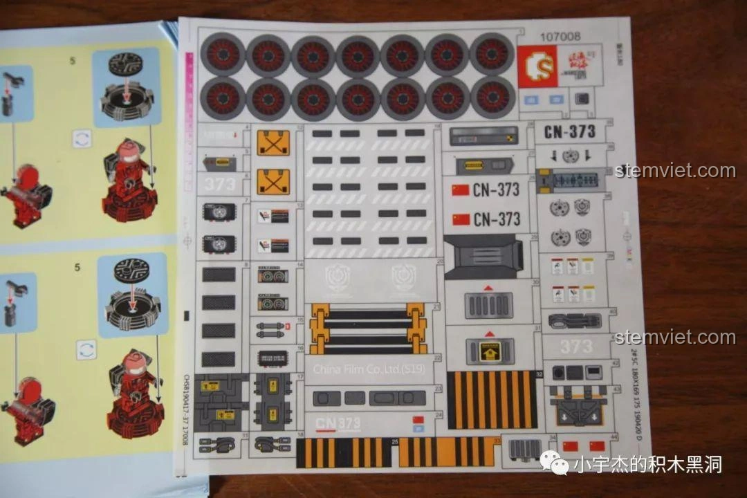 Tấm decal lớn với nhiều chi tiết dán cho bộ Sembo Block 107008 Xe Tải Vận Chuyển CN373 Phim Lưu Lạc Địa Cầu.