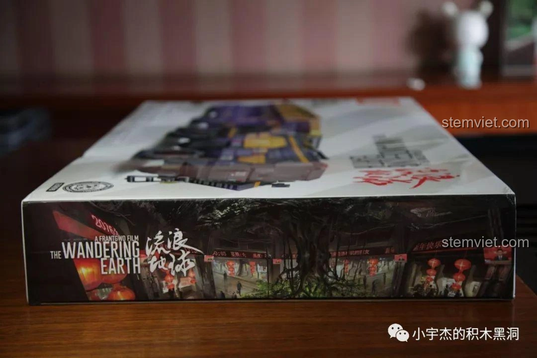 Cạnh hộp bộ lắp ghép Sembo Block 107008 Xe Tải Vận Chuyển CN373 Phim Lưu Lạc Địa Cầu với cảnh quan thành phố ngầm.