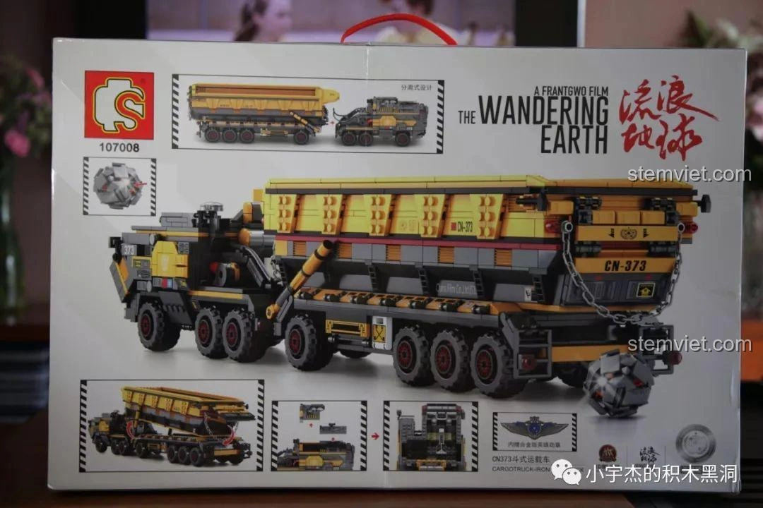 Mặt sau hộp bộ lắp ghép Sembo Block 107008 Xe Tải Vận Chuyển CN373 Phim Lưu Lạc Địa Cầu, hiển thị các tính năng và chi tiết.