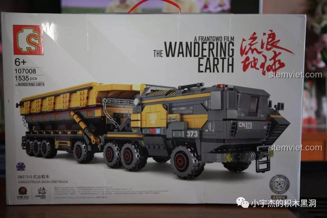 Hộp chính của bộ lắp ghép Sembo Block 107008 Xe Tải Vận Chuyển CN373 Phim Lưu Lạc Địa Cầu với hình ảnh mô hình hoàn chỉnh.