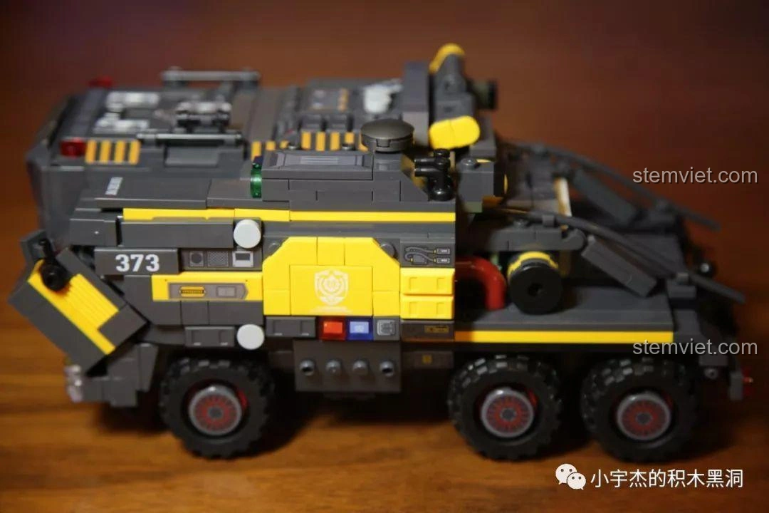 Hai hộp trắng phía sau xe tải CN373 có thể mở ra, từ bộ Sembo Block 107008.