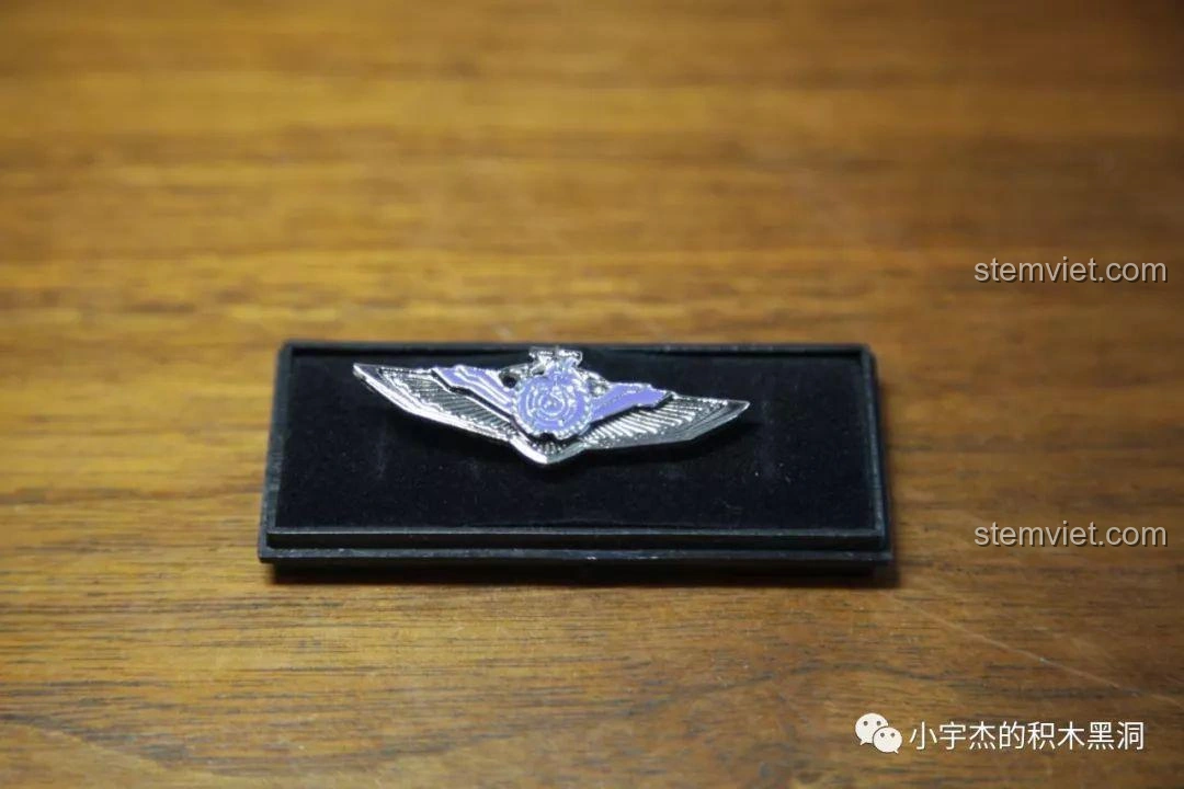 Cận cảnh huy hiệu anh hùng bằng kim loại từ bộ Sembo Block 107008 Xe Tải Vận Chuyển CN373.