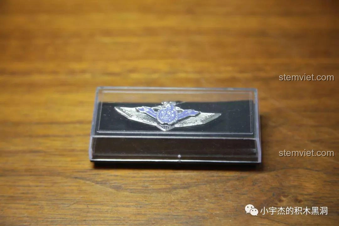 Huy hiệu anh hùng bằng kim loại đi kèm bộ Sembo Block 107008 Xe Tải Vận Chuyển CN373 Phim Lưu Lạc Địa Cầu.