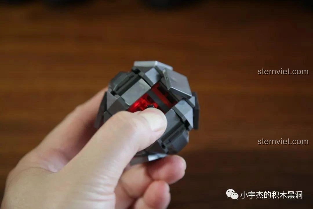 Khối Hỏa Thạch phát sáng trong tay, thể hiện hiệu ứng ánh sáng của nó trong bộ Sembo Block 107008.