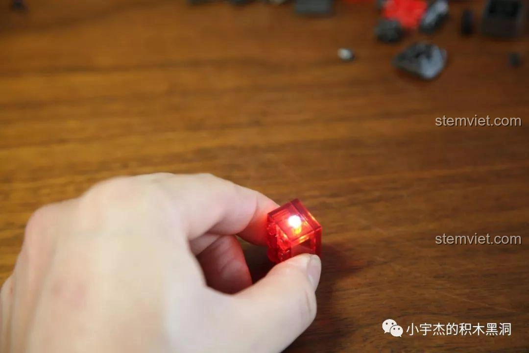 Khối phát sáng Hỏa Thạch đang phát sáng trên nền gỗ, từ bộ Sembo Block 107008 Xe Tải Vận Chuyển CN373.