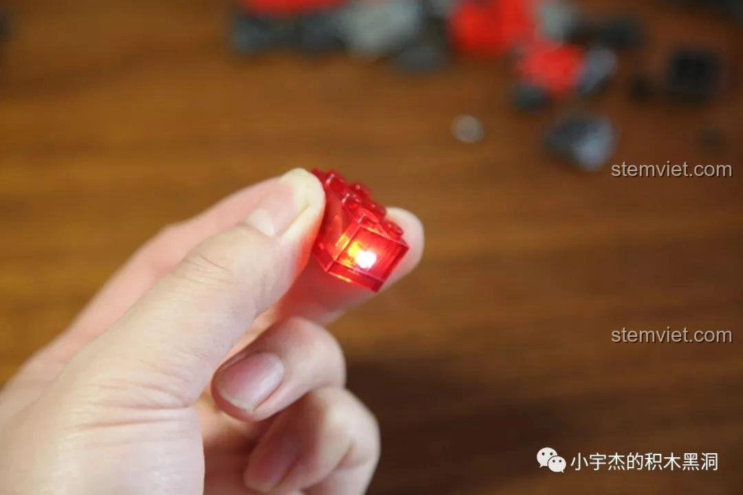 Khối phát sáng Hỏa Thạch được cầm trên tay, cho thấy ánh sáng yếu của nó trong bộ Sembo Block 107008.