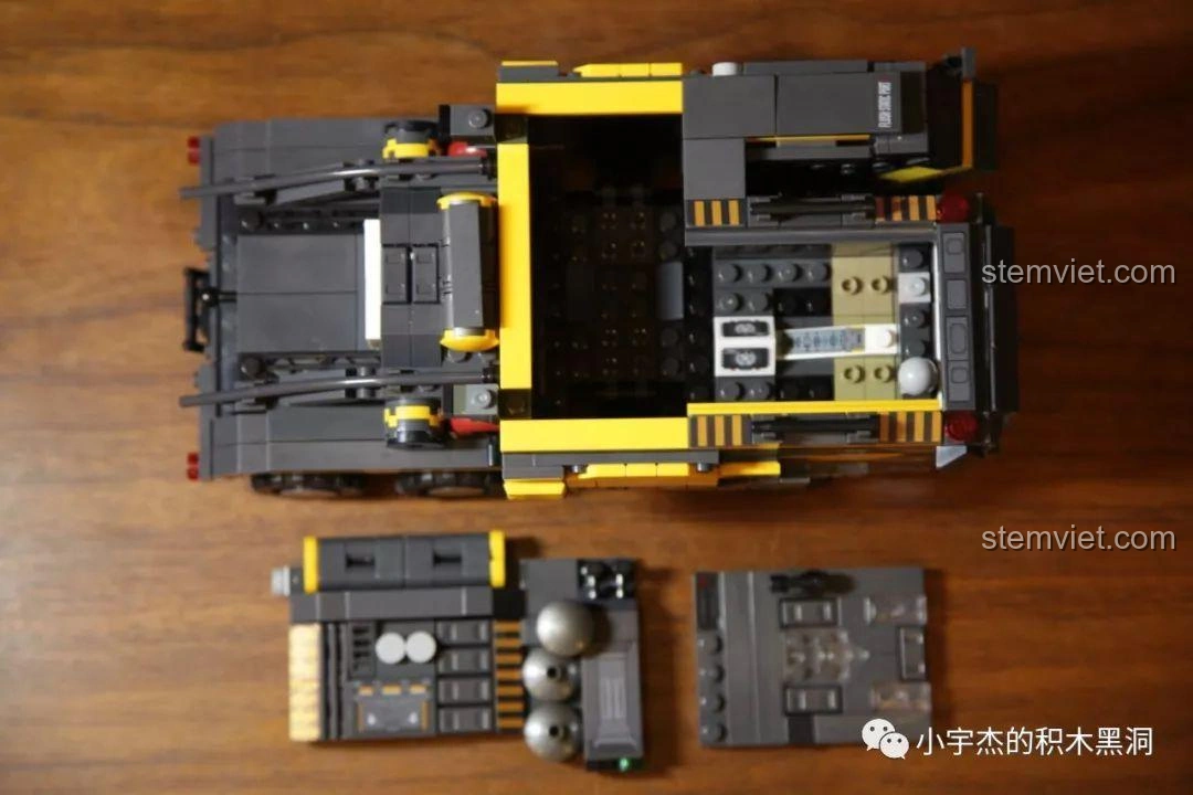 Khung gầm xe tải CN373 với các bánh xe đã được lắp vào từ bộ Sembo Block 107008.