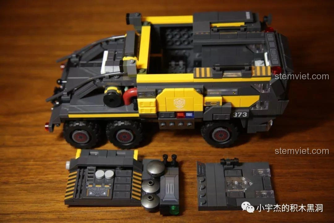 Khung gầm xe tải CN373 đã được mở rộng, cho thấy kích thước lớn của mô hình Sembo Block 107008.