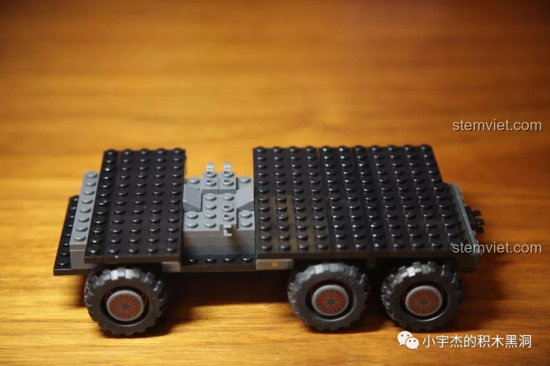 Khung gầm của xe tải CN373 đang được lắp ráp từ bộ Sembo Block 107008.