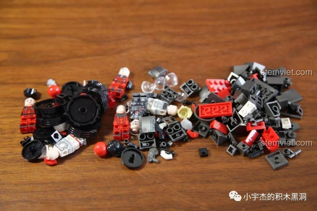 Các mảnh ghép nhỏ và minifigures từ túi số 1 của bộ Sembo Block 107008 Xe Tải Vận Chuyển CN373.