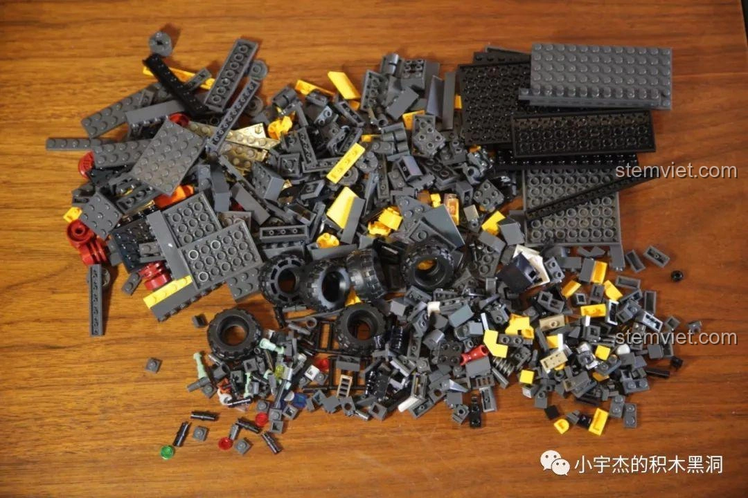 Các mảnh ghép từ túi số 2 của bộ Sembo Block 107008 Xe Tải Vận Chuyển CN373, sẵn sàng để lắp ráp.