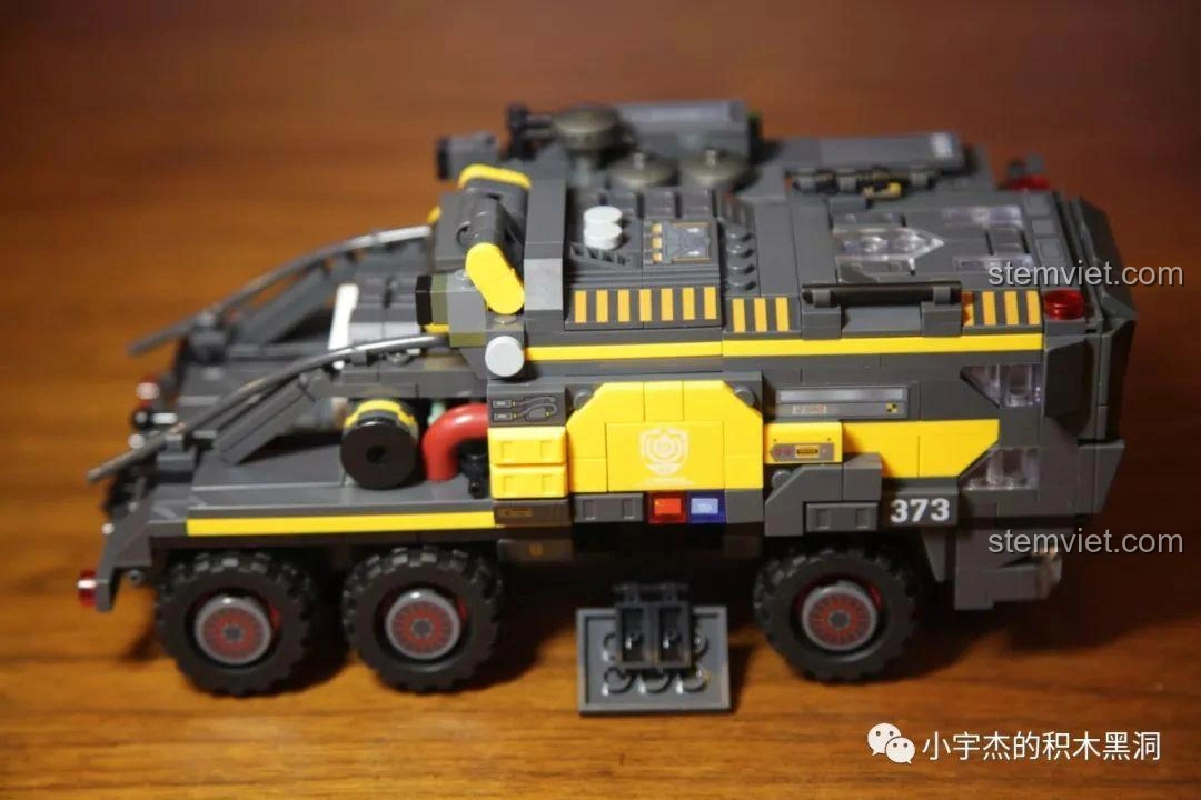 Các mảnh ghép từ túi số 3 của bộ Sembo Block 107008 Xe Tải Vận Chuyển CN373, sẵn sàng để lắp ráp.