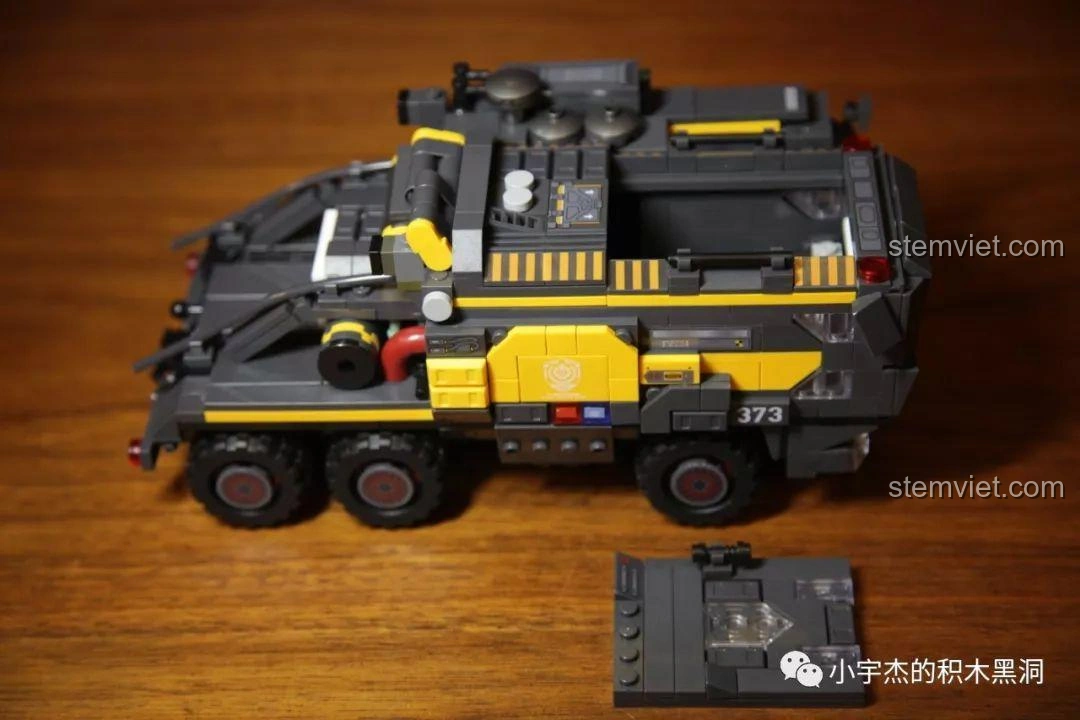 Các mảnh ghép hình dạng đặc biệt từ bộ Sembo Block 107008 Xe Tải Vận Chuyển CN373.