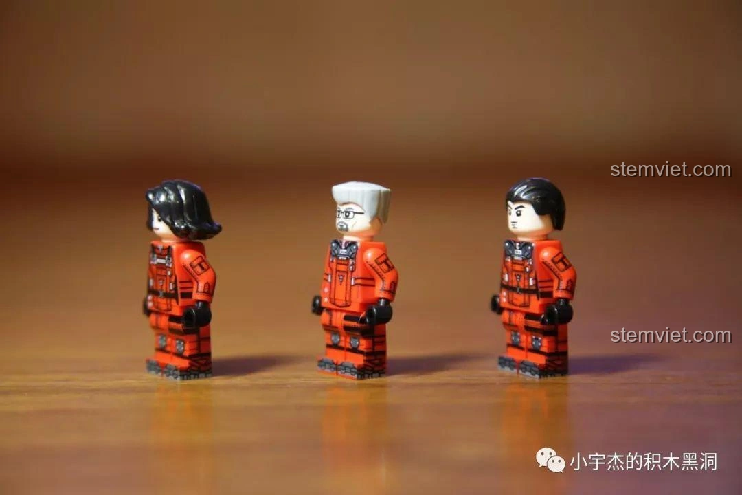 Minifigures Hàn Tử Ngang, Lưu Khải, Hàn Đóa Đóa nhìn từ bên cạnh, cho thấy chi tiết in trên thân.
