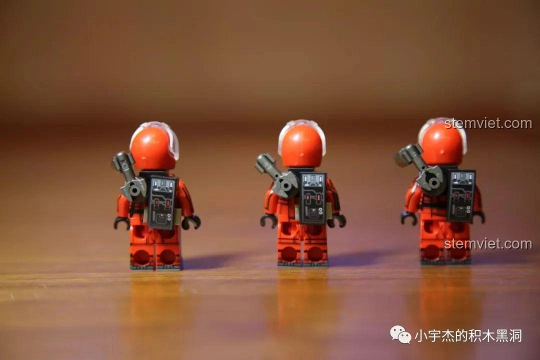 Lưng của ba minifigures Hàn Tử Ngang, Lưu Khải, Hàn Đóa Đóa với trang bị đầy đủ từ bộ Sembo Block 107008.
