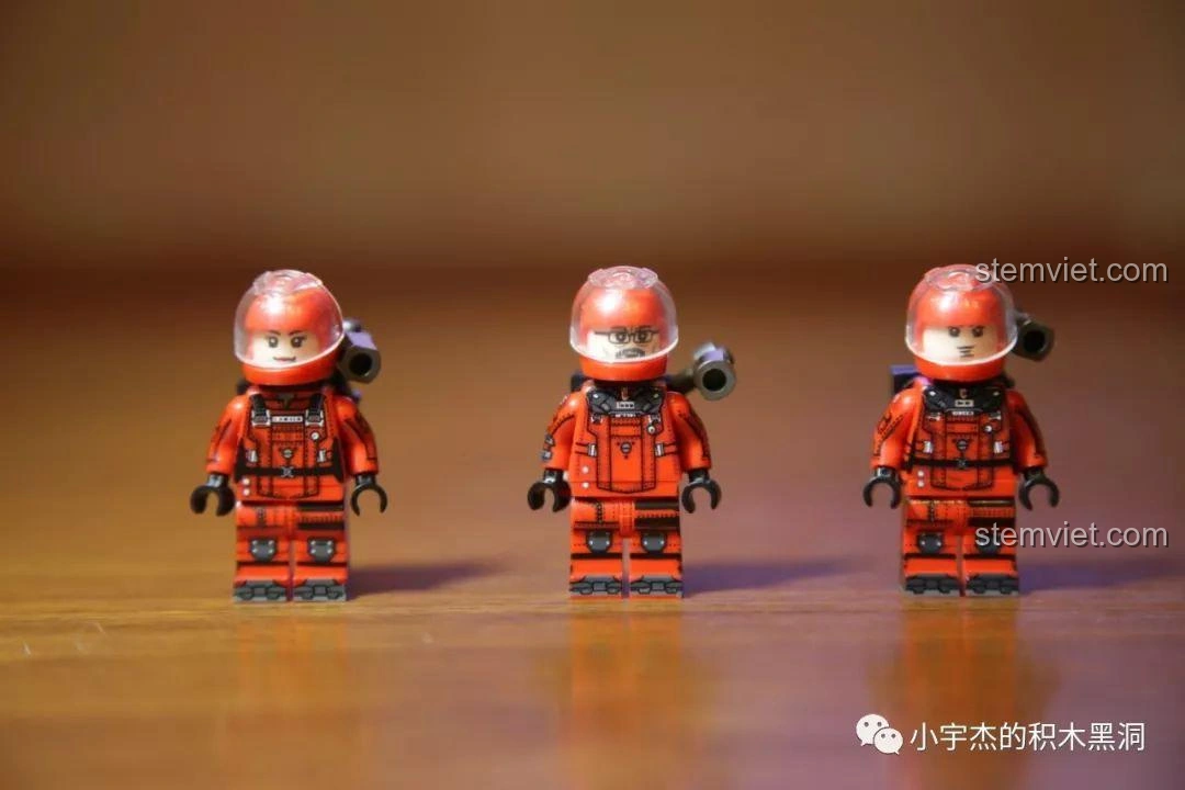 Ba minifigures Hàn Tử Ngang, Lưu Khải, Hàn Đóa Đóa đã được trang bị đầy đủ mũ và phụ kiện trong bộ Sembo Block 107008.