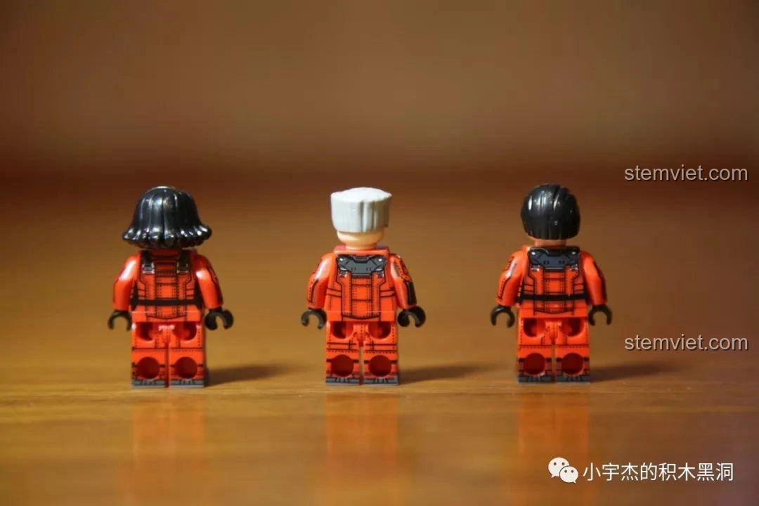 Lưng của ba minifigures Hàn Tử Ngang, Lưu Khải, Hàn Đóa Đóa với chi tiết in từ bộ Sembo Block 107008.
