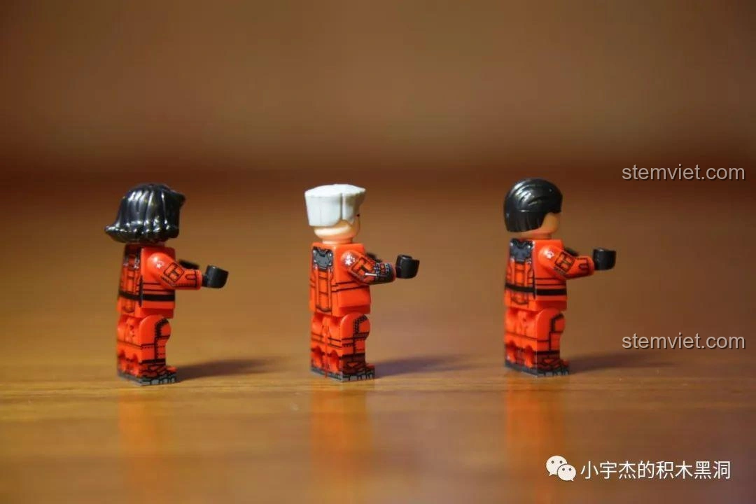 Minifigures Hàn Tử Ngang, Lưu Khải, Hàn Đóa Đóa với tay giơ ra, sẵn sàng cho trang bị trong bộ Sembo Block 107008.