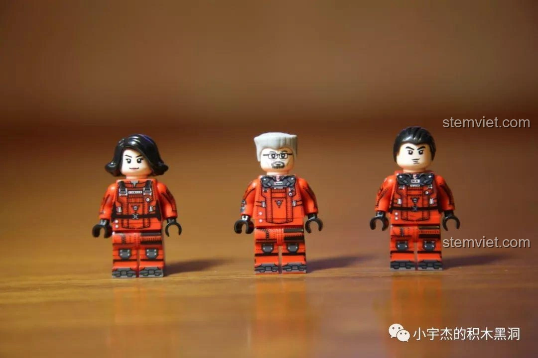 Ba minifigures Hàn Tử Ngang, Lưu Khải và Hàn Đóa Đóa từ bộ Sembo Block 107008 Xe Tải Vận Chuyển CN373.