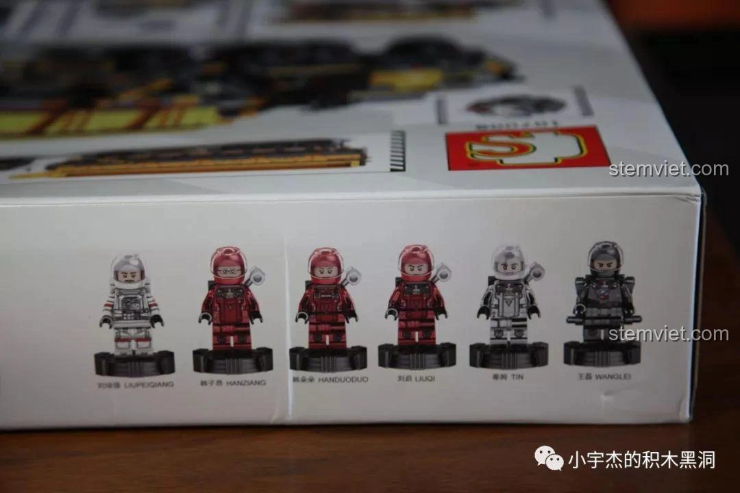 Hình ảnh 6 minifigures đi kèm bộ đồ chơi lắp ráp Sembo Block 107008 Xe Tải Vận Chuyển CN373 Phim Lưu Lạc Địa Cầu trên hộp.