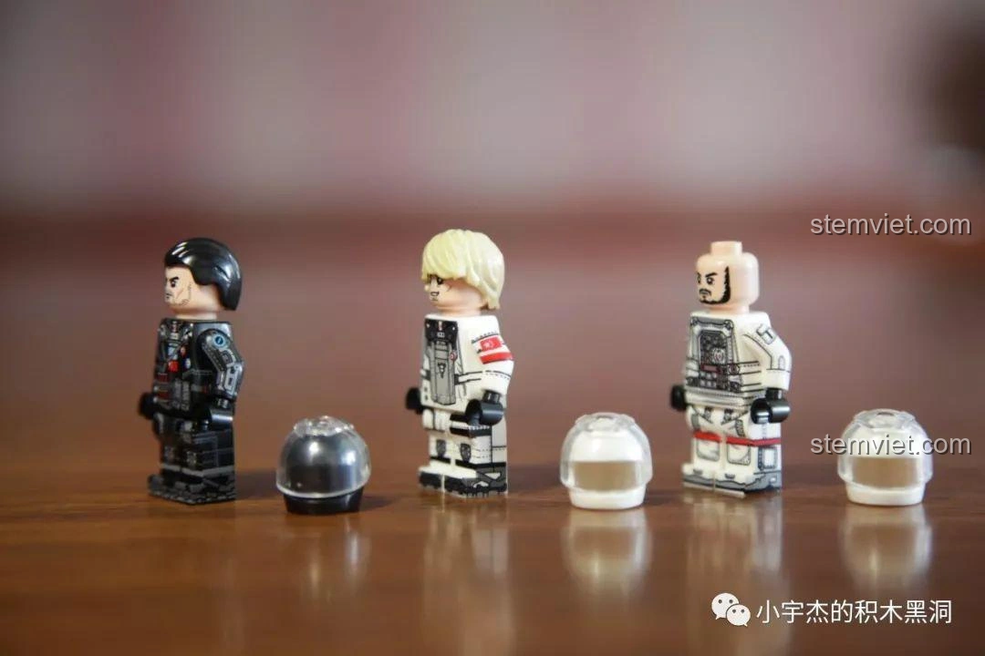 Minifigures Tim, Lưu Bội Cường, Vương Lỗi nhìn từ bên cạnh, cho thấy chi tiết in trên thân.