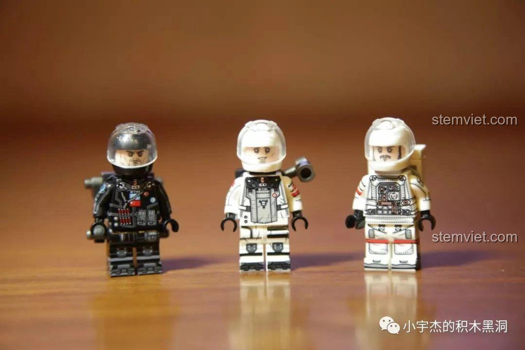 Cận cảnh ba minifigures Tim, Lưu Bội Cường, Vương Lỗi đã được trang bị đầy đủ từ bộ Sembo Block 107008.