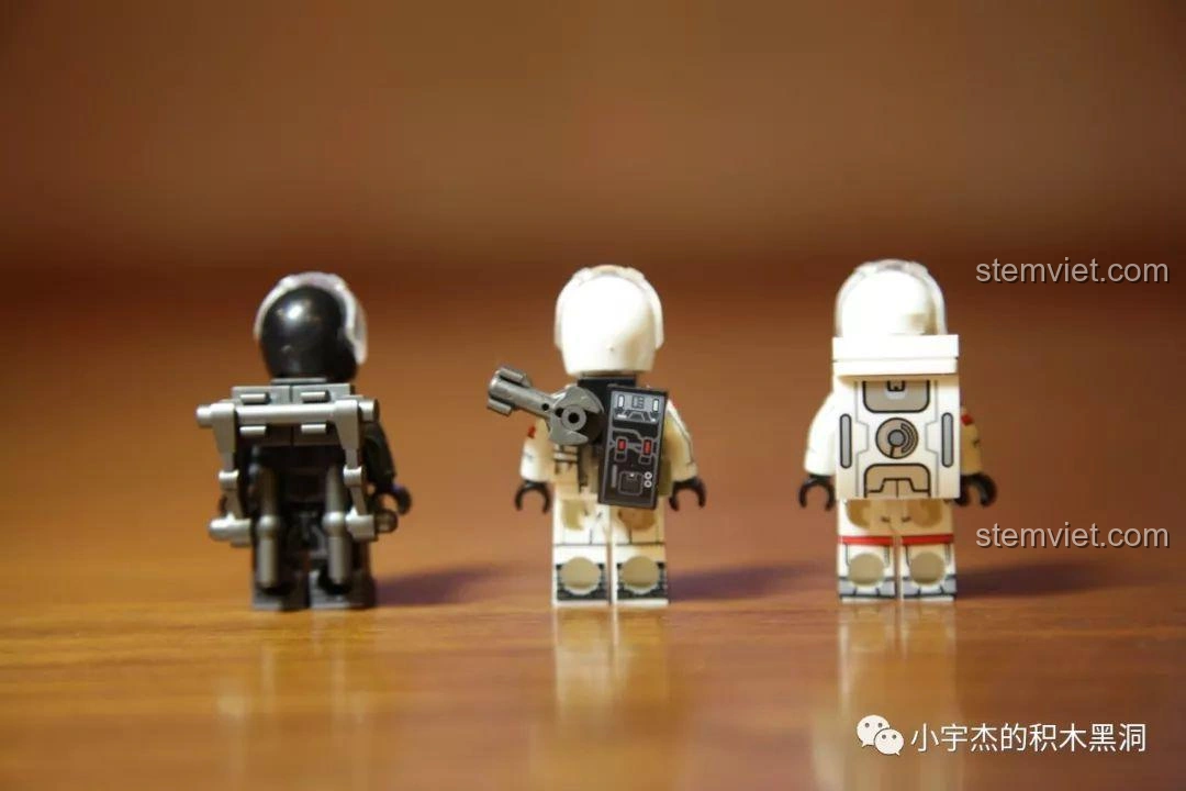 Lưng của ba minifigures Tim, Lưu Bội Cường, Vương Lỗi với trang bị đầy đủ từ bộ Sembo Block 107008.