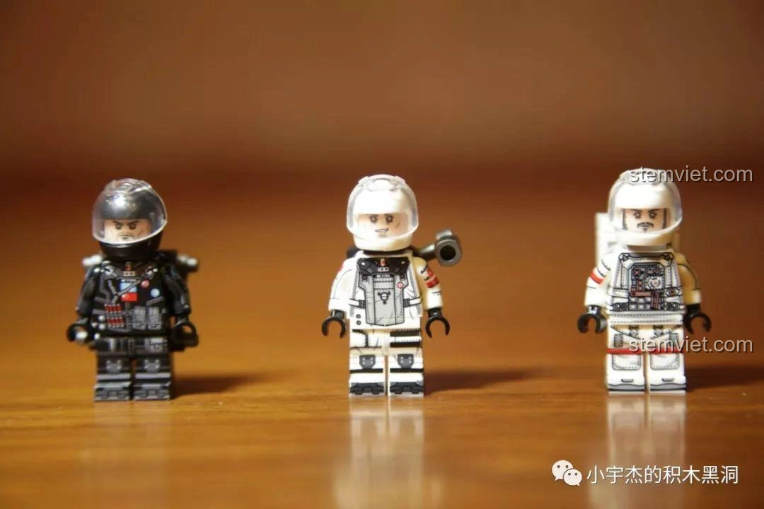 Ba minifigures Tim, Lưu Bội Cường, Vương Lỗi đã được trang bị đầy đủ mũ và phụ kiện trong bộ Sembo Block 107008.