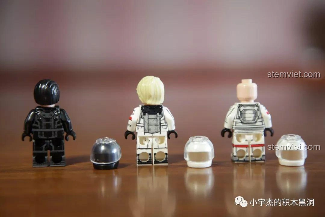 Lưng của ba minifigures Tim, Lưu Bội Cường, Vương Lỗi với chi tiết in từ bộ Sembo Block 107008.