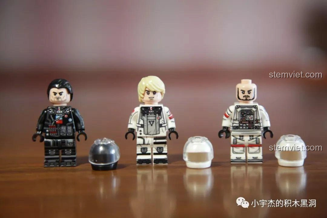 Ba minifigures Tim, Lưu Bội Cường, Vương Lỗi và mũ bảo hiểm của họ từ bộ Sembo Block 107008.