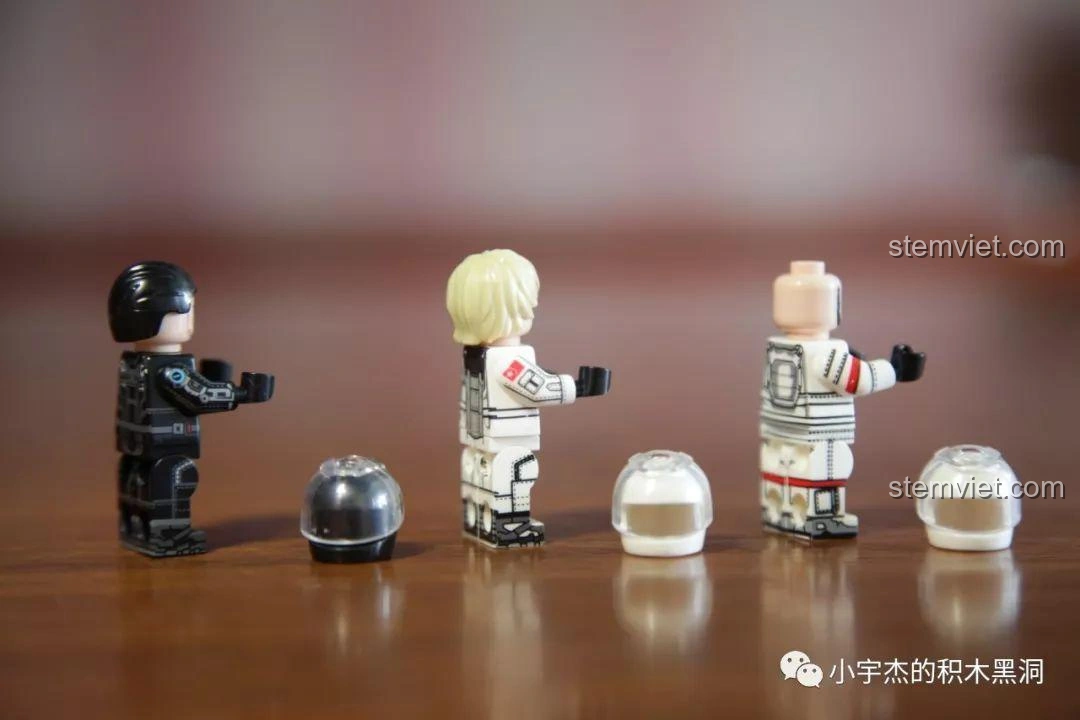 Minifigures Tim, Lưu Bội Cường, Vương Lỗi với tay giơ ra, sẵn sàng cho trang bị trong bộ Sembo Block 107008.