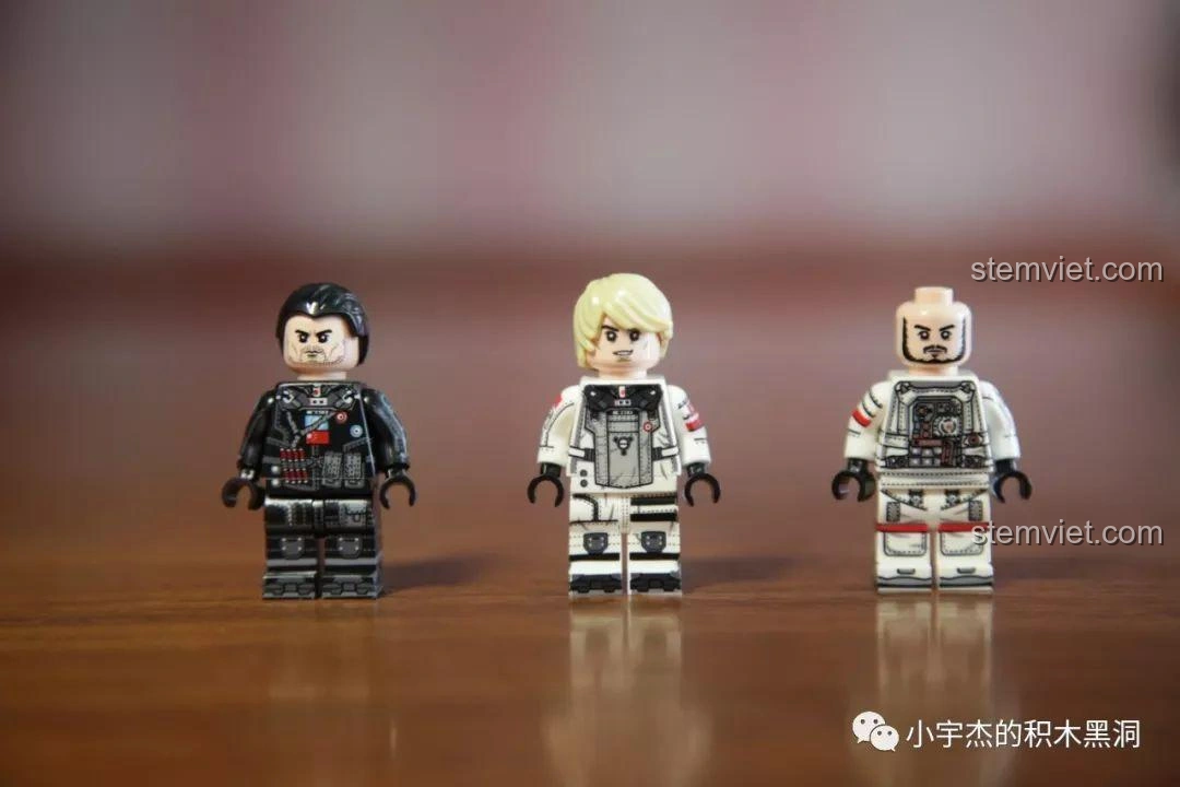 Ba minifigures Tim, Lưu Bội Cường và Vương Lỗi từ bộ Sembo Block 107008 Xe Tải Vận Chuyển CN373 Phim Lưu Lạc Địa Cầu.