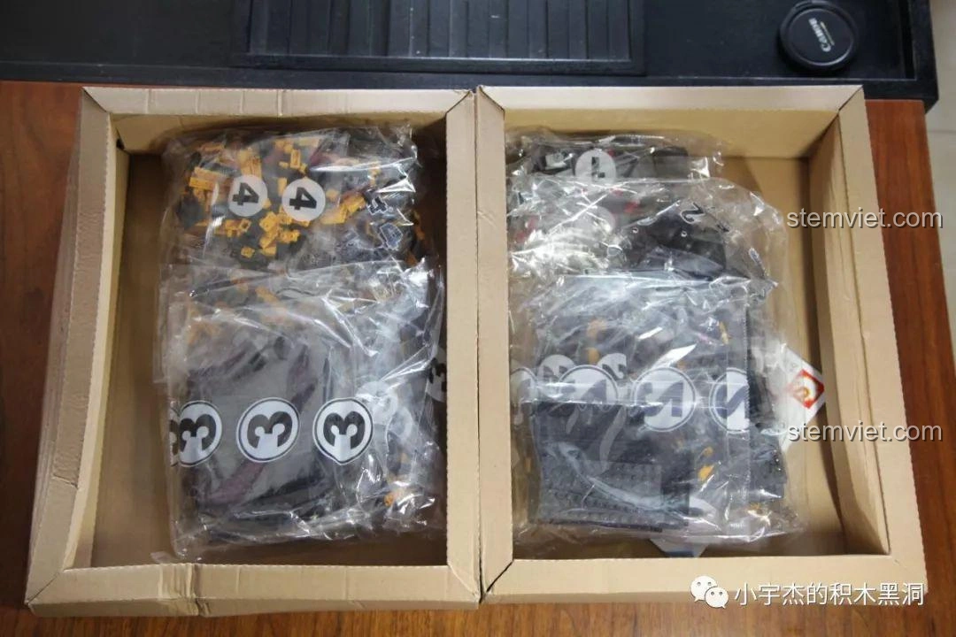 Bên trong hộp bộ lắp ghép Sembo Block 107008 Xe Tải Vận Chuyển CN373 Phim Lưu Lạc Địa Cầu với các túi linh kiện được phân loại.