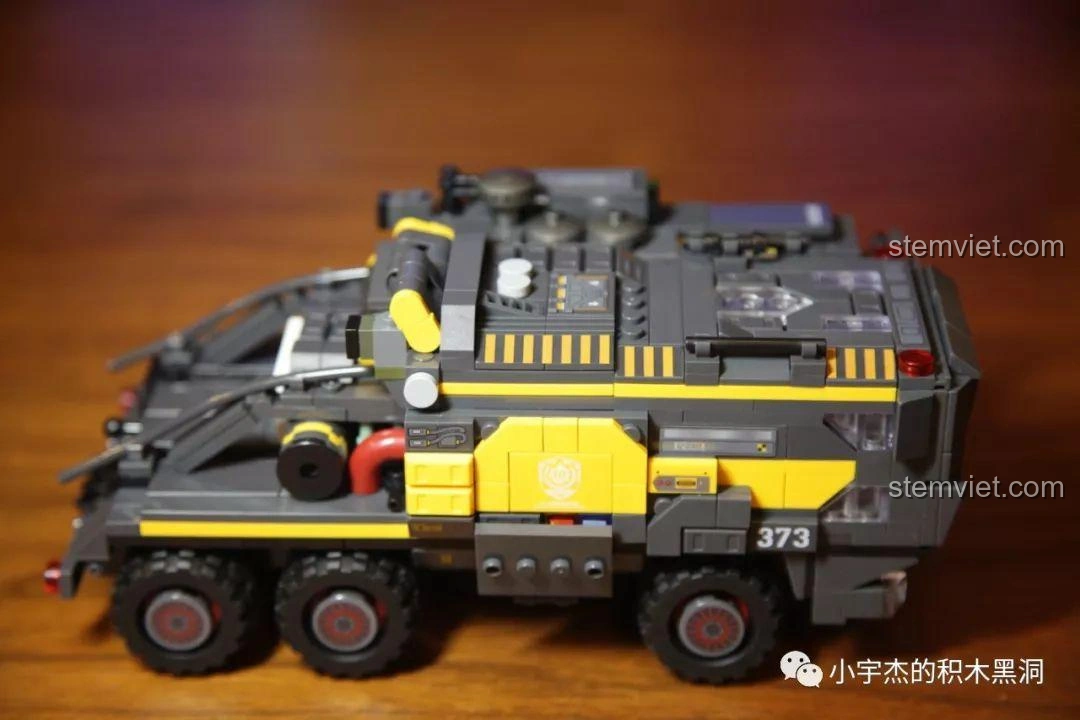 Chi tiết nội thất cabin xe tải CN373 từ bộ Sembo Block 107008, có chi tiết bị thiếu.