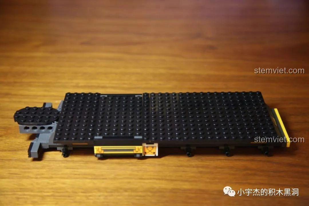 Thùng xe tải CN373 nhìn từ bên cạnh, đã hoàn thiện phần khung từ bộ Sembo Block 107008.