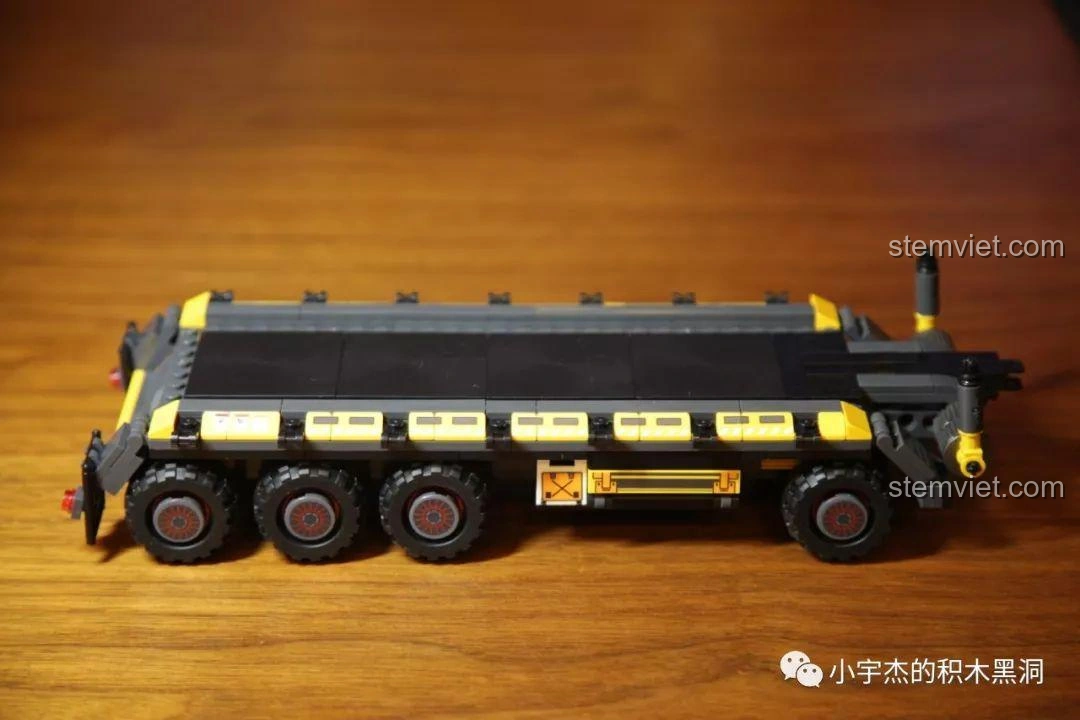 Thùng xe tải CN373 đã hoàn thiện với các chi tiết màu vàng và đen từ bộ Sembo Block 107008.