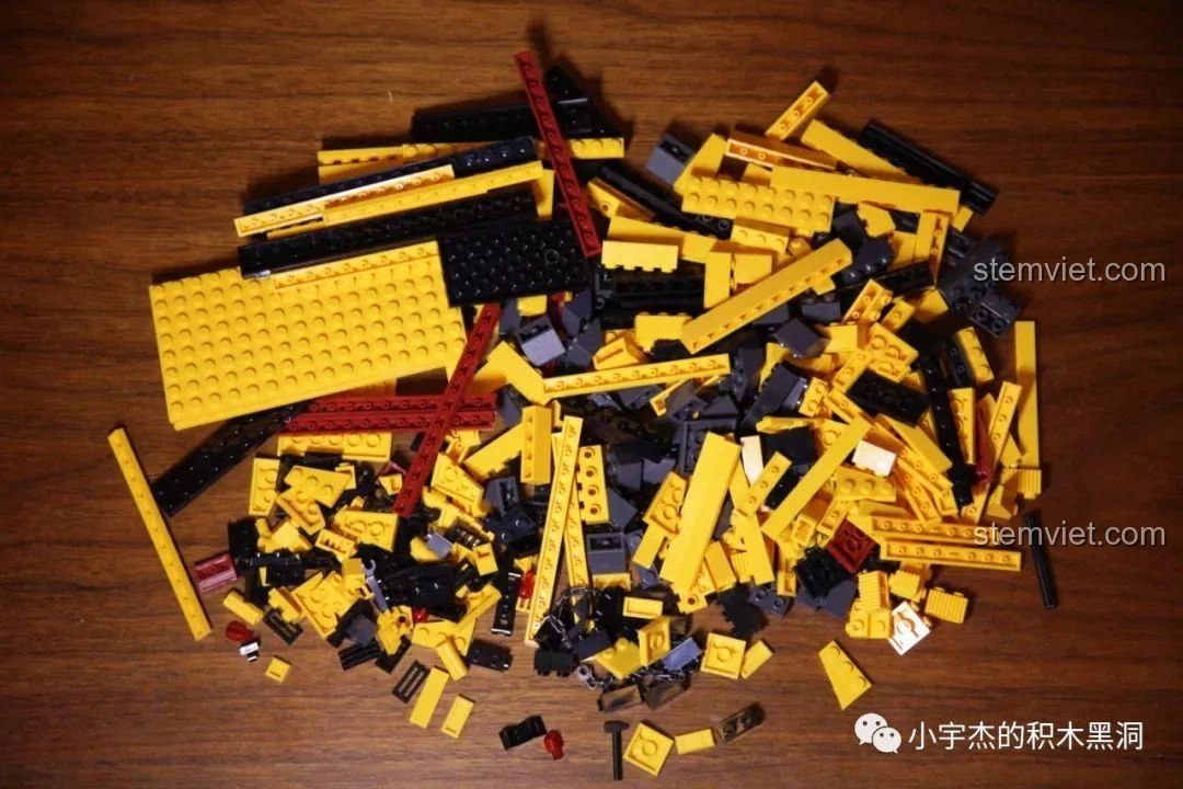 Cận cảnh cửa sau của thùng xe tải CN373 đang mở, từ bộ Sembo Block 107008.